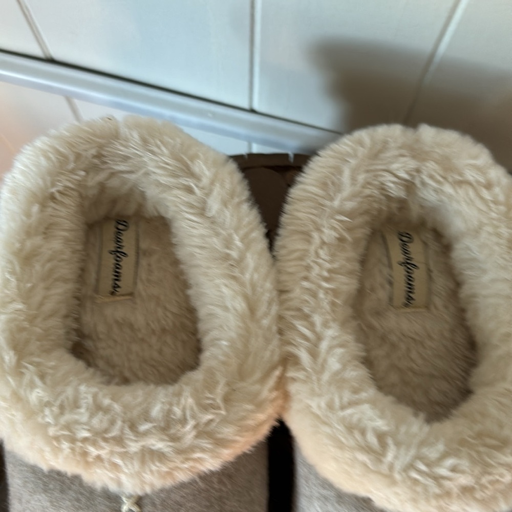 Dearfoam Women’s Memory Foam Slippers (Large) - image 4